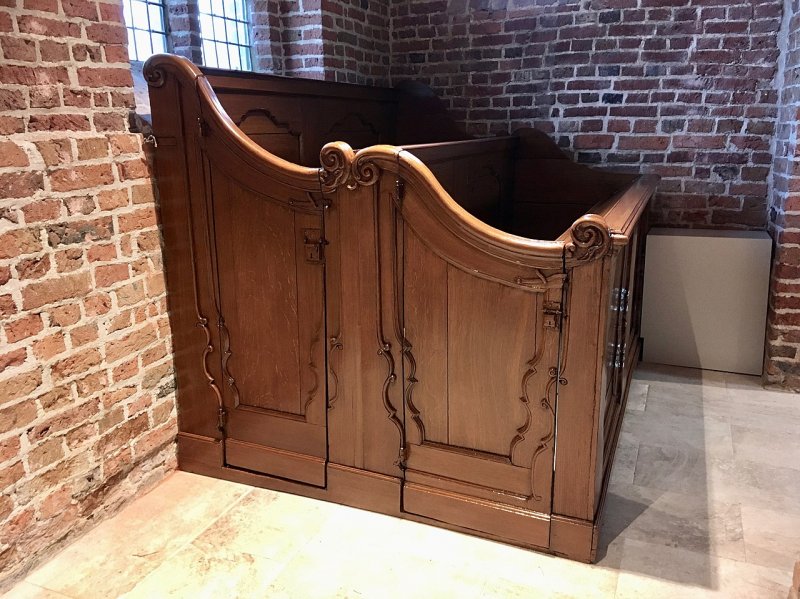 Reconstructie eiken-imitatie op Deodatusbank Catharinakerk Roden