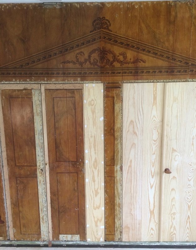 Restauratie vroeg-19e-eeuwse bedstedewand in houtimitatie met trompe l'oeil detaillering