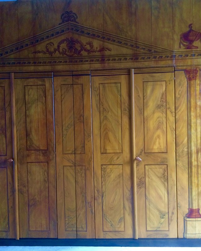 Restauratie vroeg-19e-eeuwse bedstedewand in houtimitatie met trompe l'oeil detaillering