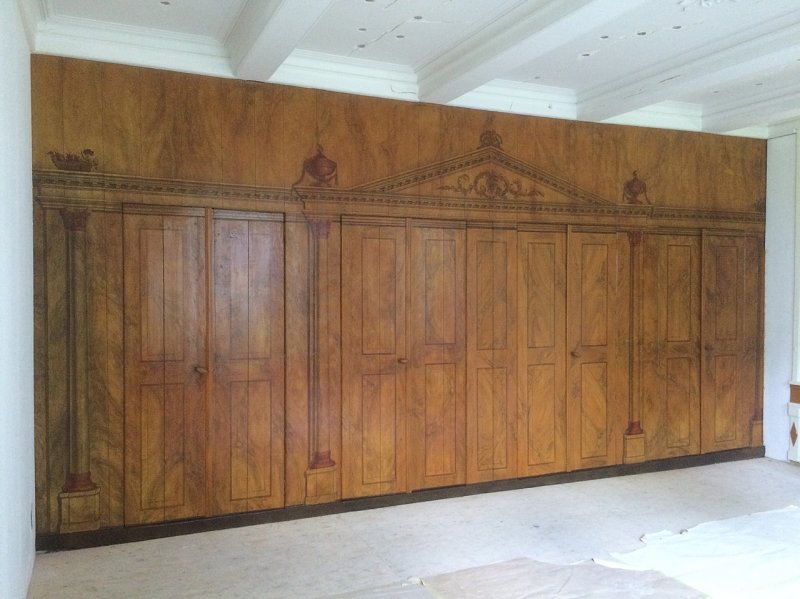Restauratie vroeg-19e-eeuwse bedstedewand in houtimitatie met trompe l'oeil detaillering