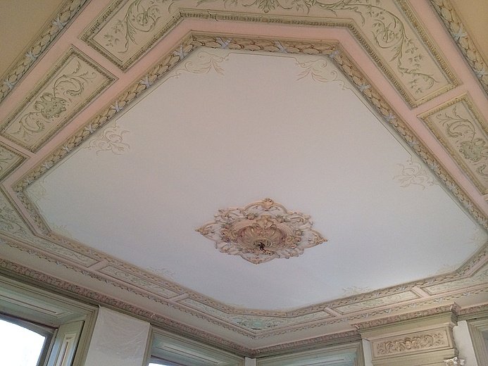 Herstel polychromie plafond na aardbevingsschade in opdracht van particulier