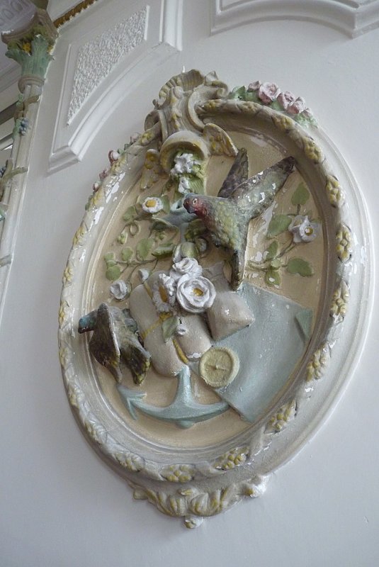 Herstel polychromie medaillon op schoorsteenboezem