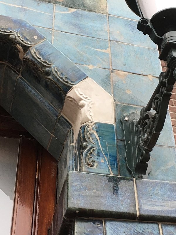 Restauratie en reconstructie van keramiek tegels winkelpand Haren