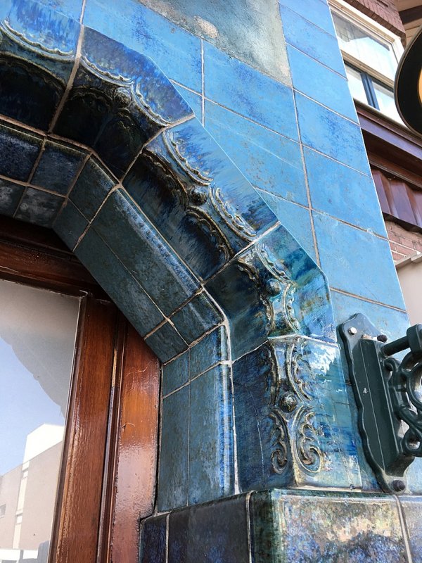 Restauratie en reconstructie van keramiek tegels winkelpand Haren