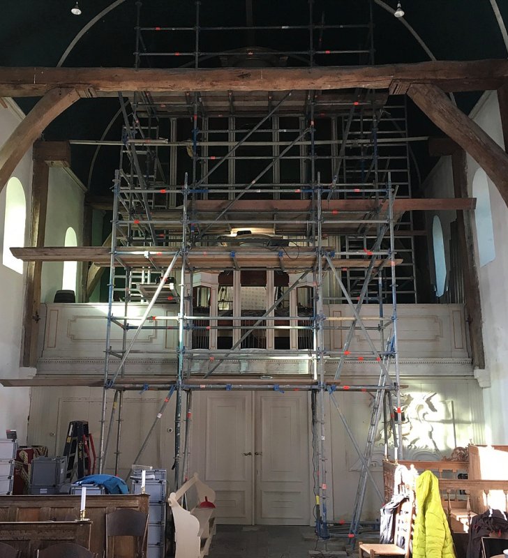 Restauratie orgelkast van Gruisen-orgel in de Redbadtsjerke in Jorwert, in opdracht van de Stichting Alde Fryske Tsjerken