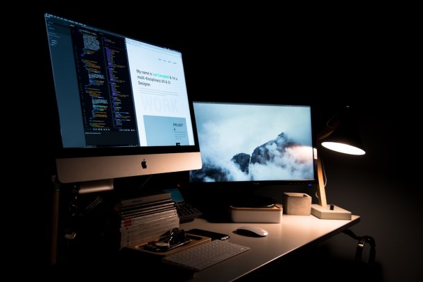 Ontwerper werkt aan een website