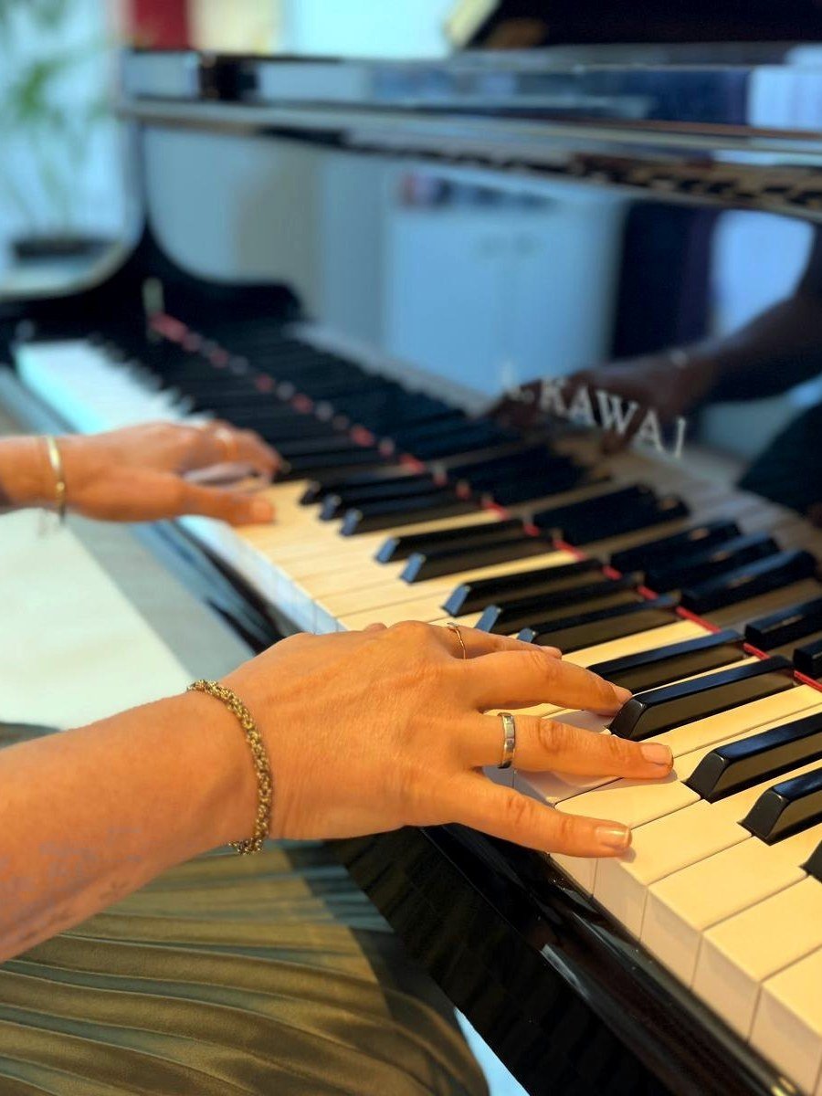 Handen op de toetsen tijdens het pianospelen