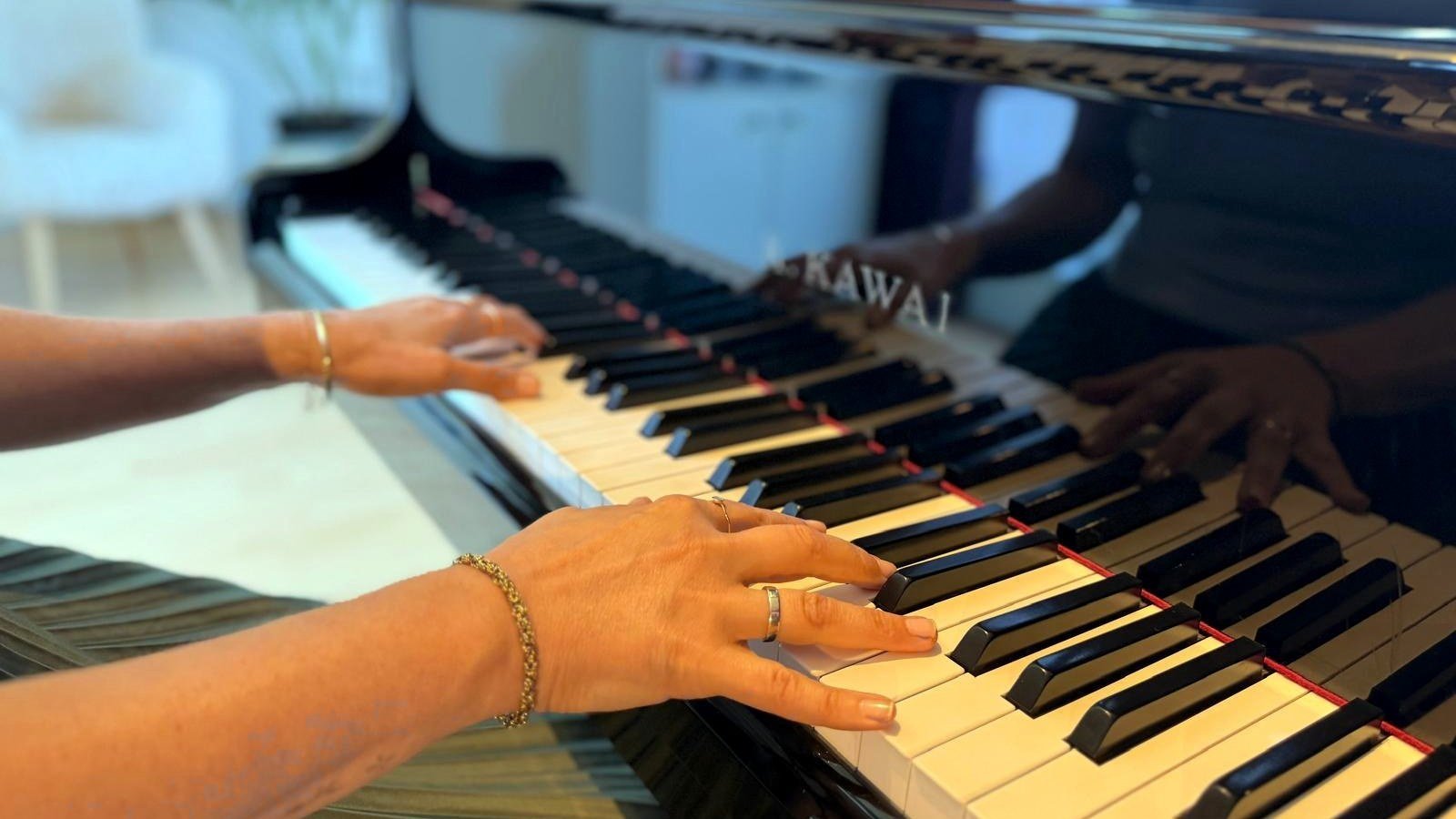 Handen op de toetsen tijdens pianoles in Groningen