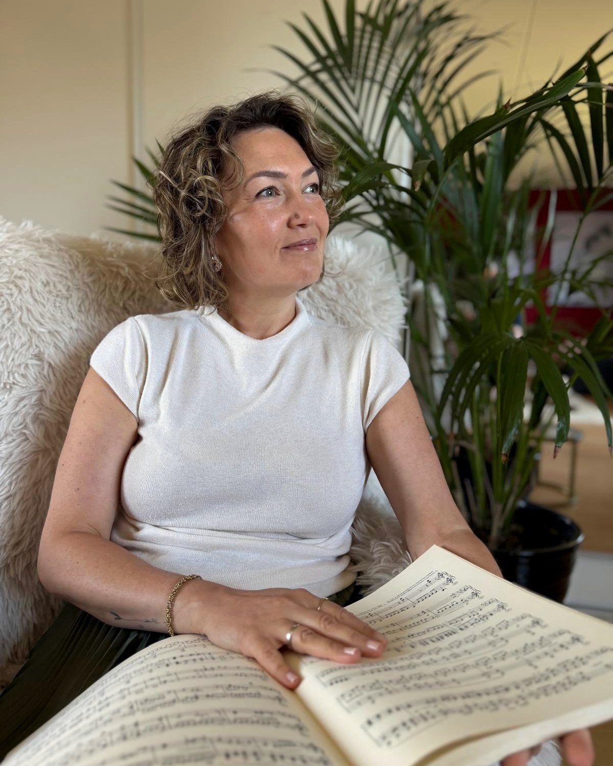 Julia Zubar met een opengeslagen partituur