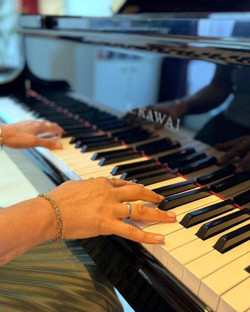 Handen op de toetsen tijdens de pianoles