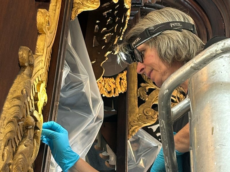 Jantina Veltman aan het werk
