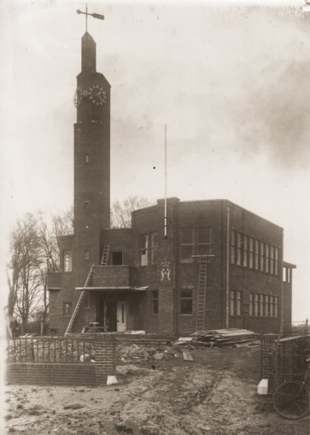 Het raadhuis van Usquert in aanbouw, 1929