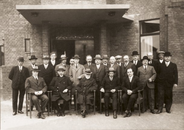 Groepsfoto bij de oplevering van het raadhuis in 1930