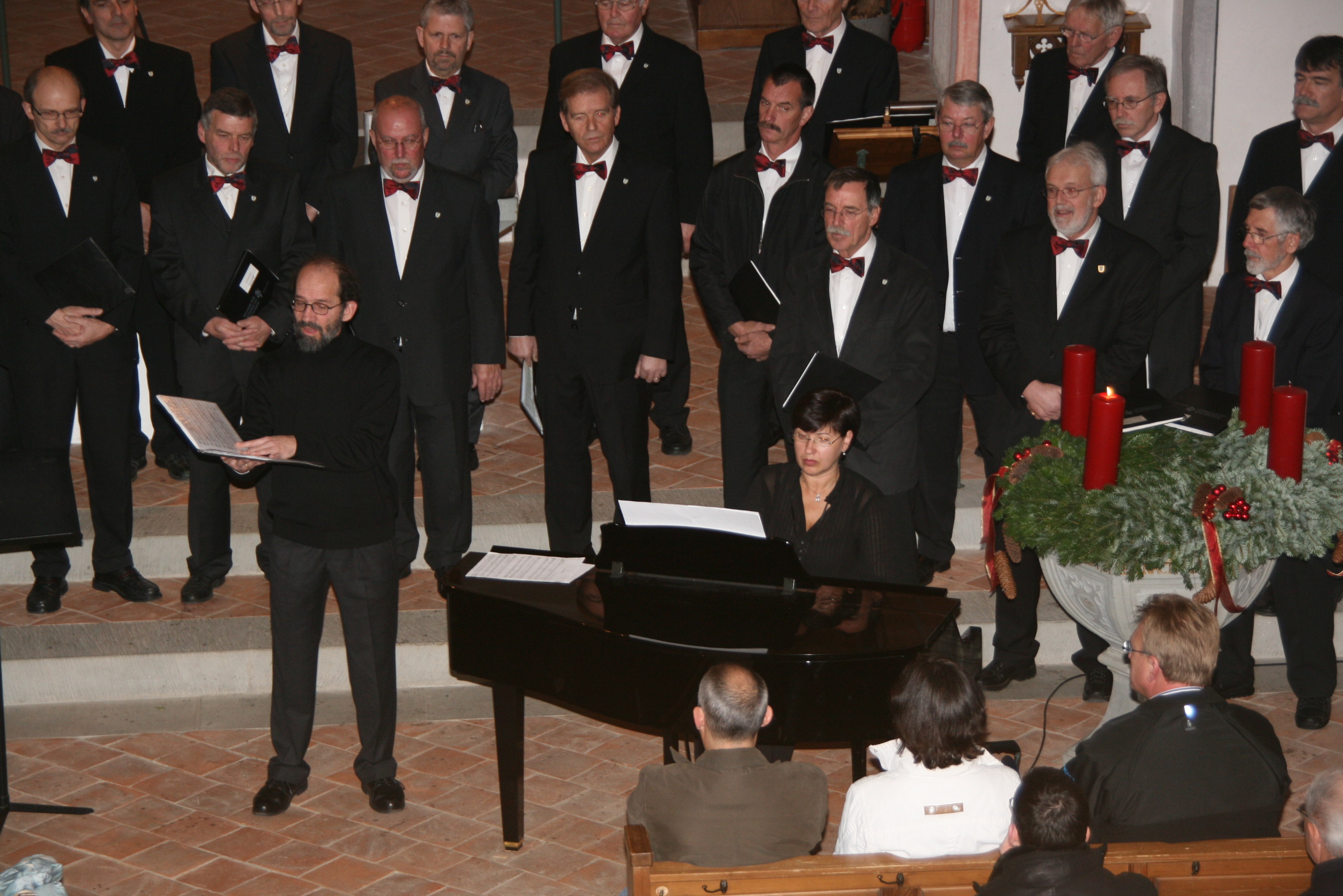 Männerchor mit Dirigent, Tatjana Zubar am Flügel
