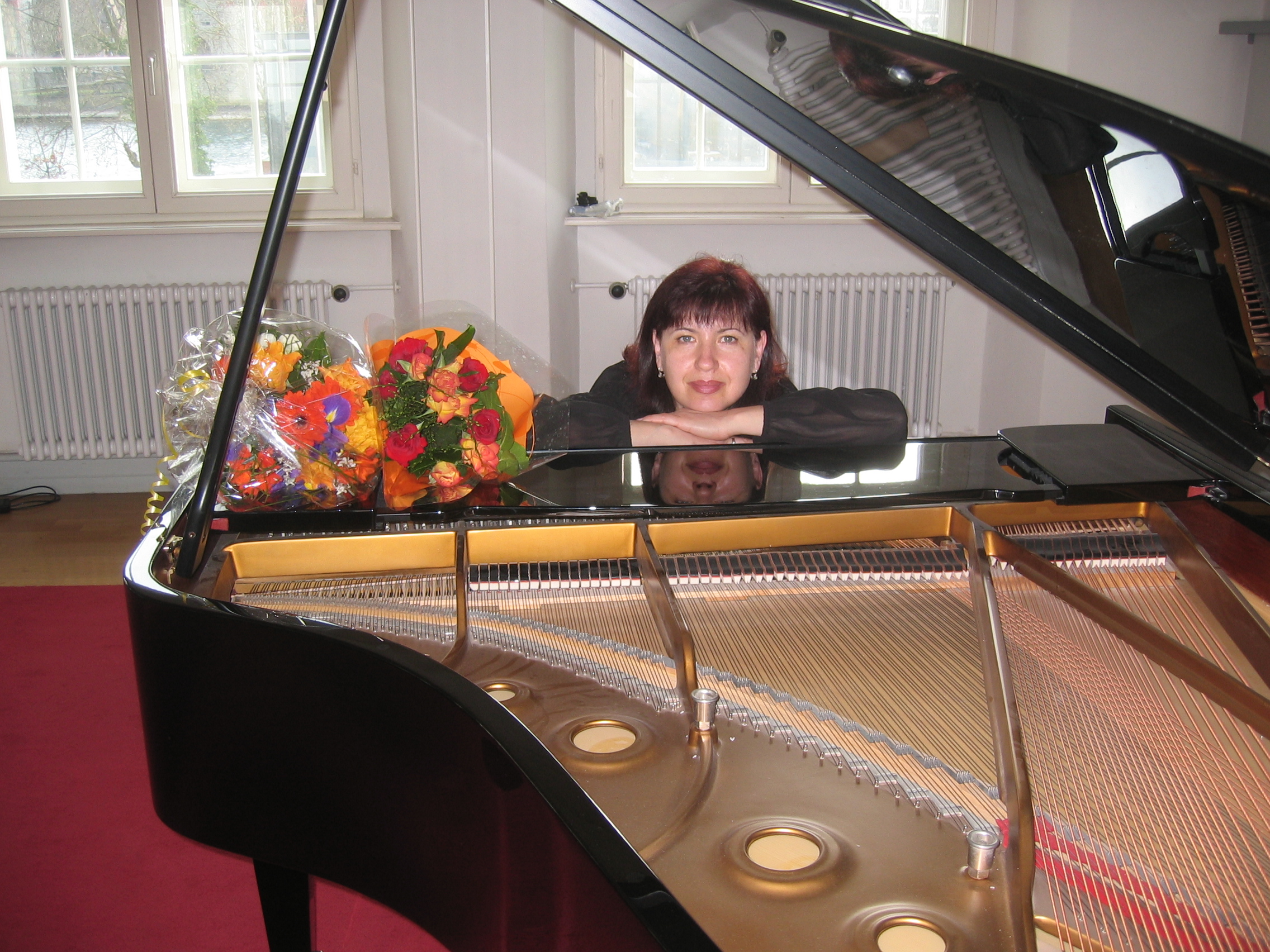 Tatjana Zubar am geöffneten Flügel mit Blumen