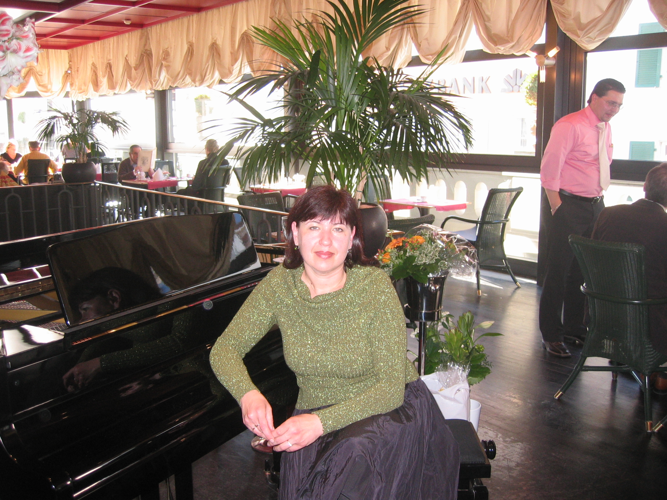 Tatjana Zubar am Flügel in einem Café