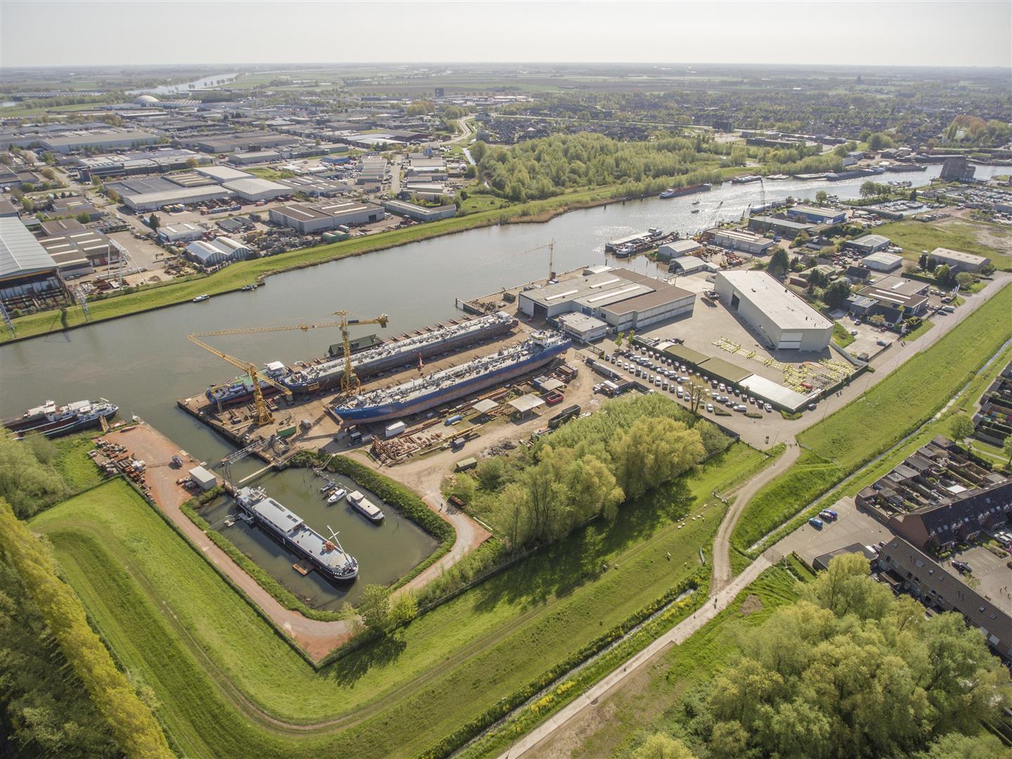 NIEUWENHUIJSEN SCHEEPSBOUW & HET BOOTHUIJS NIEUWENHUIJSEN SCHEEPSBOUW & HET BOOTHUIJS