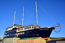 FIORDLAND NAVIGATOR — Passenger Ship, TOKELAU flag, built 2001