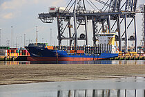 FESCO MAGADAN — Container Ship, RUSSIAN FEDERATION flag, built 2003