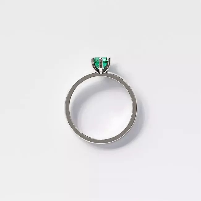 Bague minimaliste en or massif à 6 griffes avec pierre émeraude verte de 0,60 ct vue de côté
