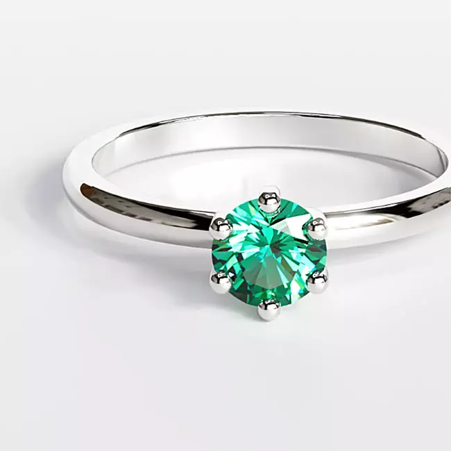 Bague minimaliste en or massif à 6 griffes avec pierre émeraude verte de 0,60 ct en gros plan