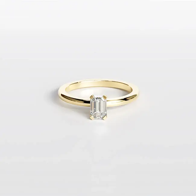 Bague de fiançailles minimaliste en or jaune massif avec moissanite taille émeraude ou diamant 6x4 mm vue de face