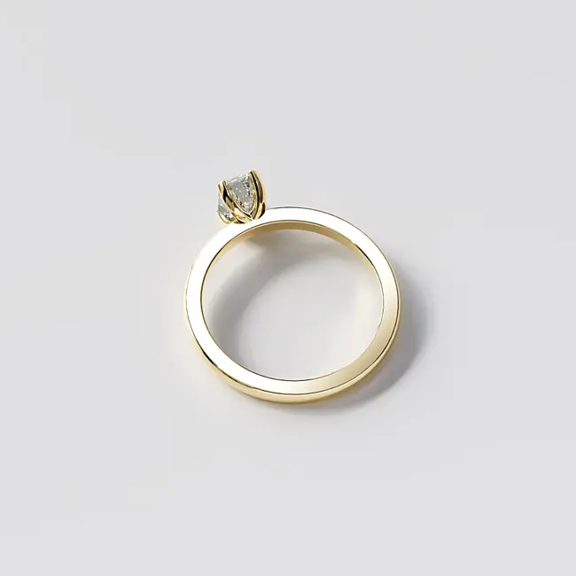 minimalističen zaročni prstani rumeno zlato moissanit ali diamant 6x4 mm pogled od strani