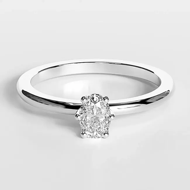 Bague de fiançailles minimaliste en or blanc massif avec moissanite taille ovale ou diamant 6x4 mm en gros plan
