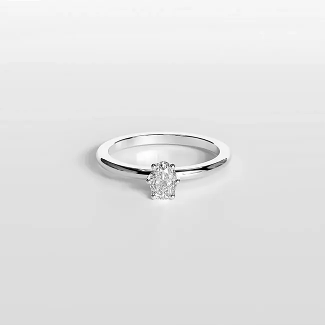 Bague de fiançailles minimaliste en or blanc massif avec moissanite taille ovale ou diamant 6x4 mm vue de face