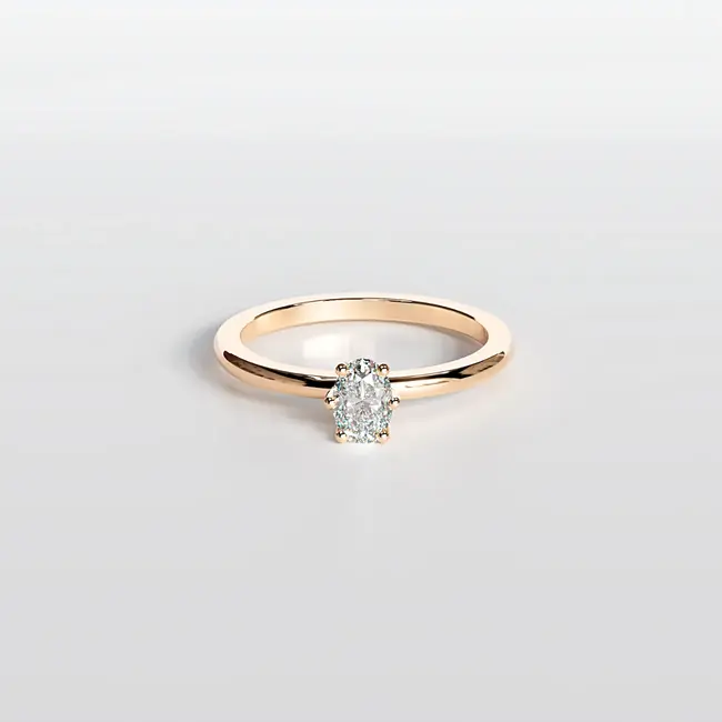 Bague de fiançailles minimaliste en or rose massif avec moissanite taille ovale ou diamant 6x4 mm vue de face