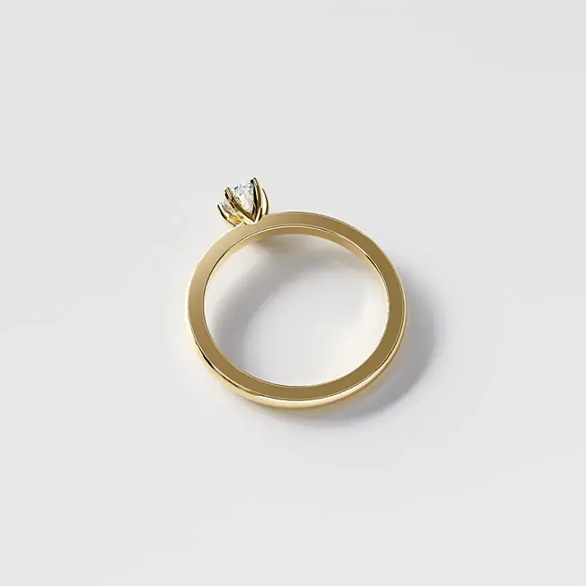 Bague de fiançailles minimaliste en or jaune massif avec moissanite taille ovale ou diamant 6x4 mm vue latérale