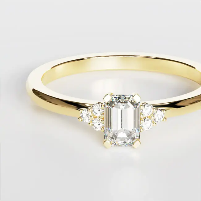 zaročni prstan emerald brus moissanite 6x4 mm rumeno zlato 14k od blizu