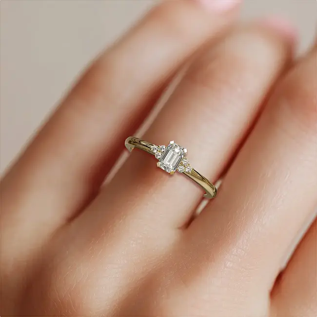 zaročni prstan emerald brus moissanite 6x4 mm zlato 14k na roki