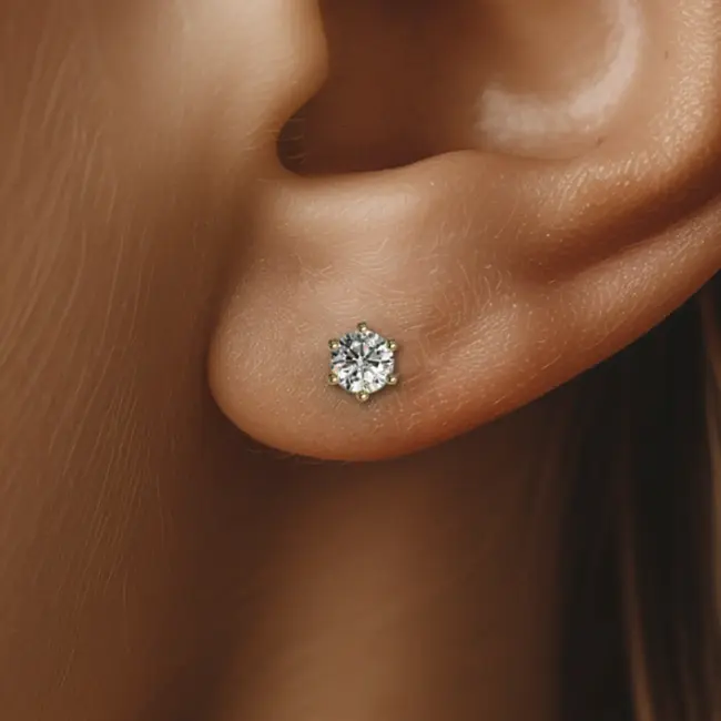 zlati enostavni uhani z diamantom 2x 0.20 ct na ušesu od blizu