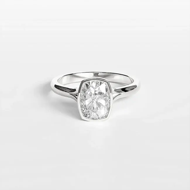 zaročni prstan 8x6 cushion z robom bezel moisanite vvs d belo 14k zlato od spredaj