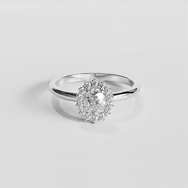 Verlobungsring aus Weißgold mit ovalem Diamant-Halo