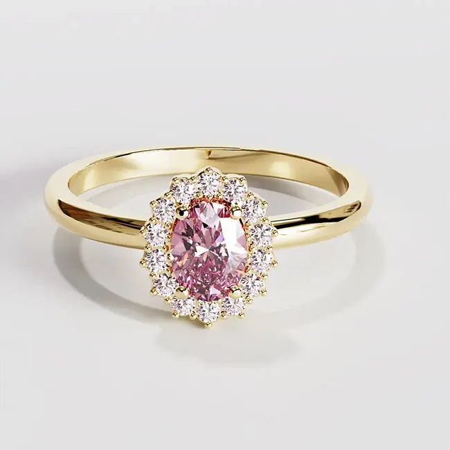 Nahaufnahme eines ovalen Rings aus Gelbgold mit rosafarbenem Diamant-Halo