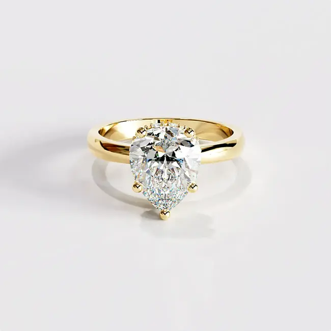 Verlobungsring mit birnenförmigem Diamanten und verstecktem Halo