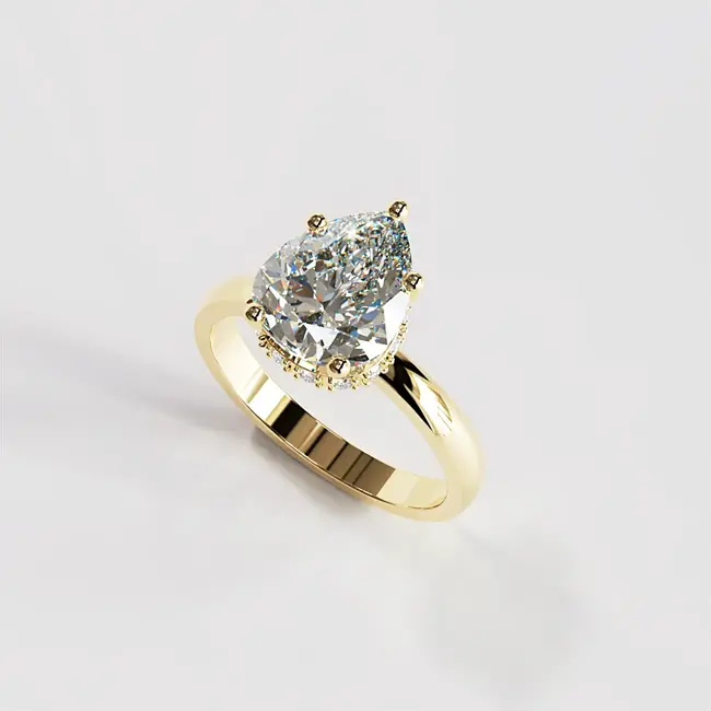 Verlobungsring aus Gelbgold mit birnenförmigem Diamanten und verstecktem Halo