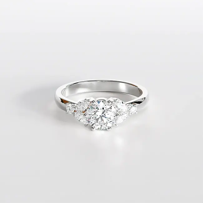 Verlovingsring van witgoud met ronde briljant geslepen diamanten en marquisevormige zijstenen.