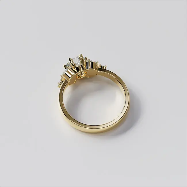 Verlovingsring van geelgoud met ronde briljant geslepen diamanten en een cluster van marquise-vormige zijstenen, zijaanzicht.