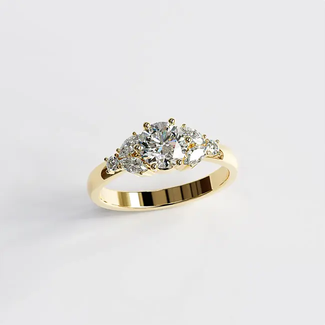 Verlovingsring van geelgoud met ronde briljant geslepen diamanten en marquisevormige zijstenen.