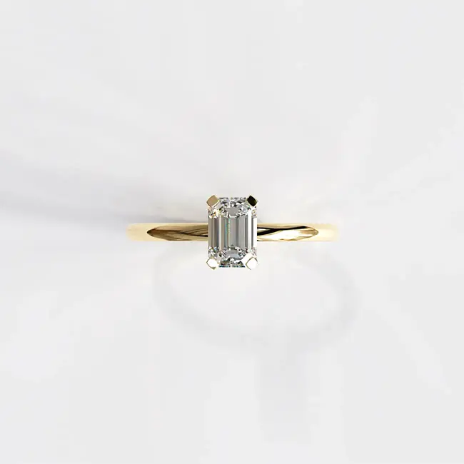 Verlovingsring met minimalistische smaragdgeslepen moissanite van 0,5-0,6 ct, geelgoud, massief goud.