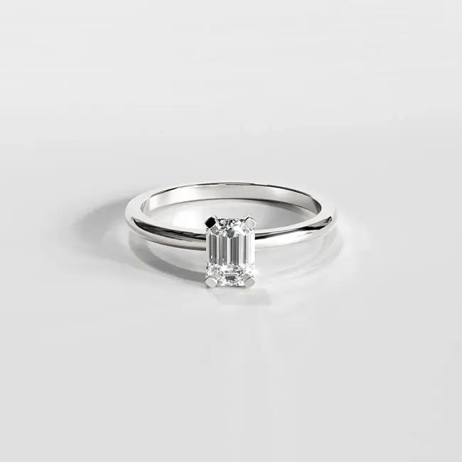 Verlovingsring met minimalistische smaragdgeslepen diamant van 0,5-0,6 ct, wit, massief goud.
