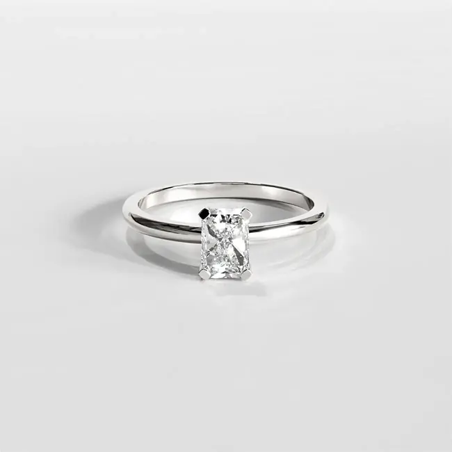 Verlovingsring met minimalistische radiant-slijping, 0,5-0,6 ct laboratoriumdiamant, witgouden afwerking.