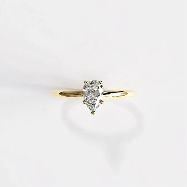Verlovingsring met minimalistische peervormige diamant van 0,5-0,6 ct, laboratoriumgeslepen, geelgouden afwerking.