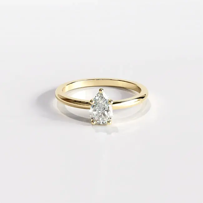 Verlovingsring met minimalistische peervormige diamant van 0,5-0,6 ct, geelgoud en massief goud.
