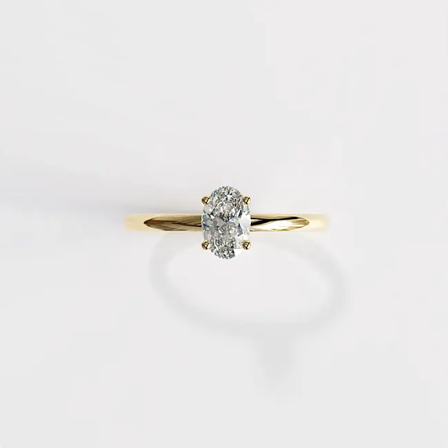 Verlovingsring met minimalistische ovale slijping, 0,5-0,6 ct laboratoriumdiamant, geelgouden uitvoering.
