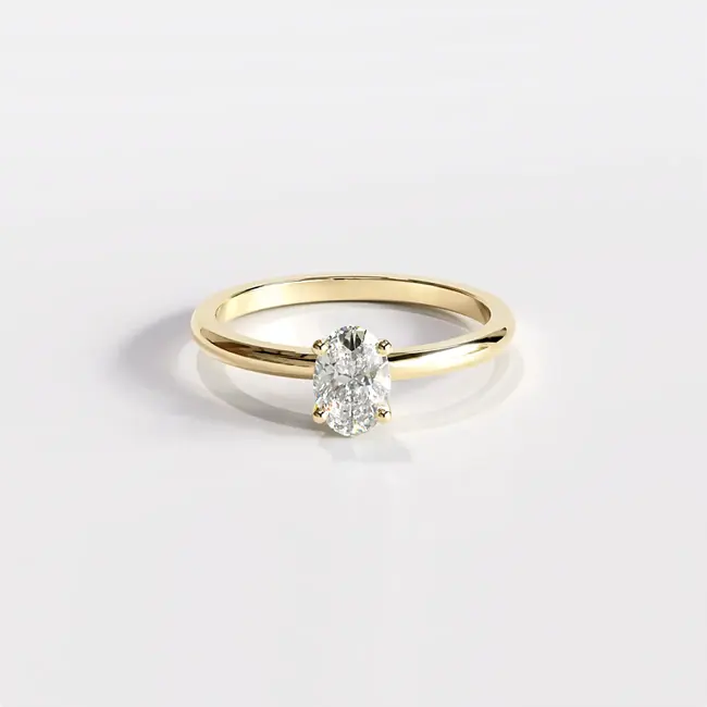 Verlovingsring met minimalistische ovale slijping, 0,5 - 0,6 ct moissanite, geelgoud, massief, vooraanzicht.