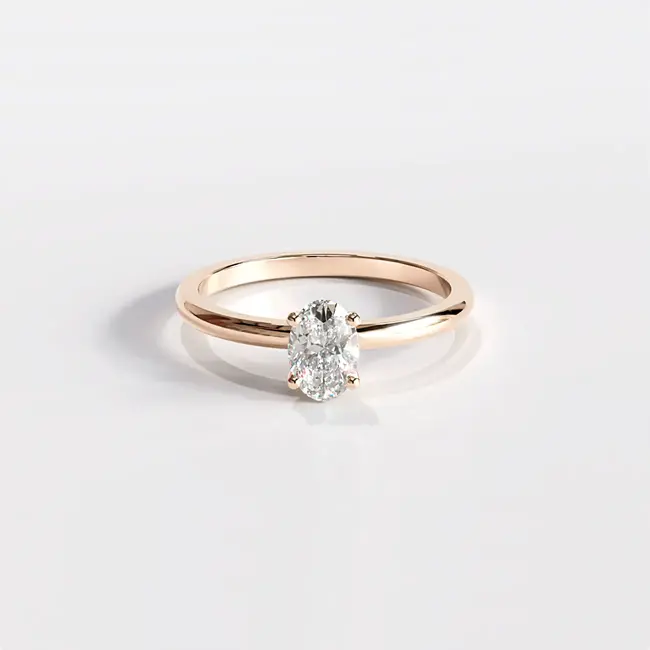 Verlovingsring met minimalistische ovale diamant van 0,5-0,6 karaat, roségouden afwerking.